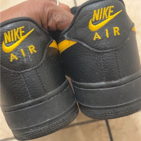 Nike Black Sneakers with Yellow Accents - Picture 4 of 6